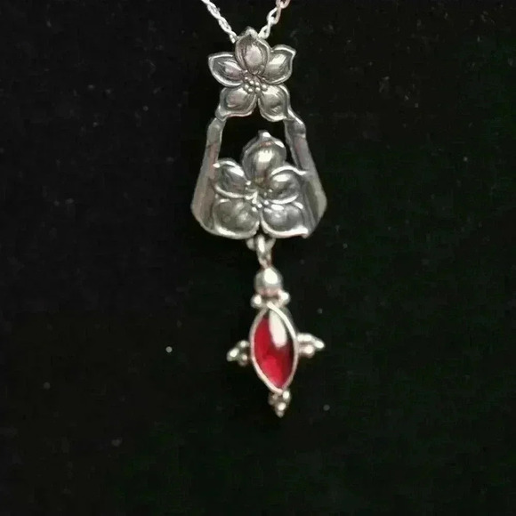 Delicate Vintage Pendant with Garnet Gorgeous Bit of wearable Light 💫 - Picture 7 of 16